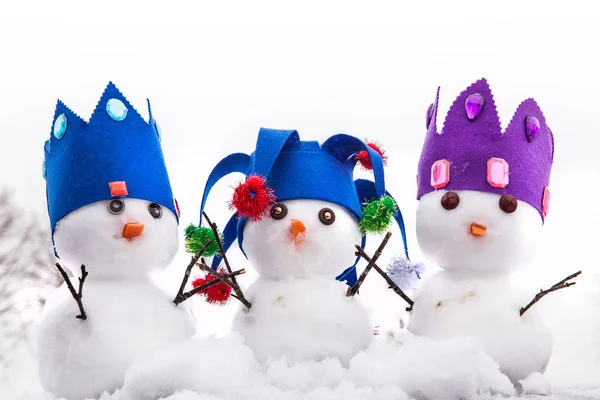 Τρεις χιονάνθρωποι βασιλιάδες ντυμένος με κορώνες — Φωτογραφία Αρχείου