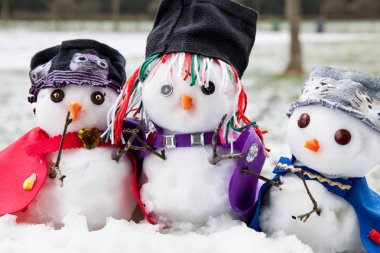 Güzel giyinmiş üç şık kardan adam