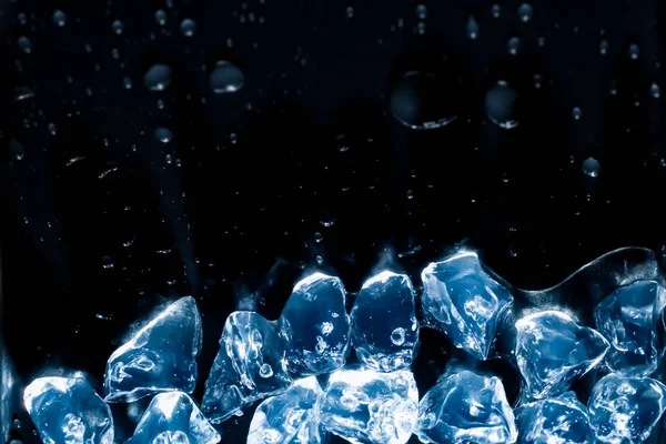 Eiswürfel schmelzen in Wasser — Stockfoto