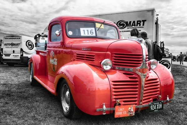 Vintage Dodge Coca Cola červené auto — Stock fotografie