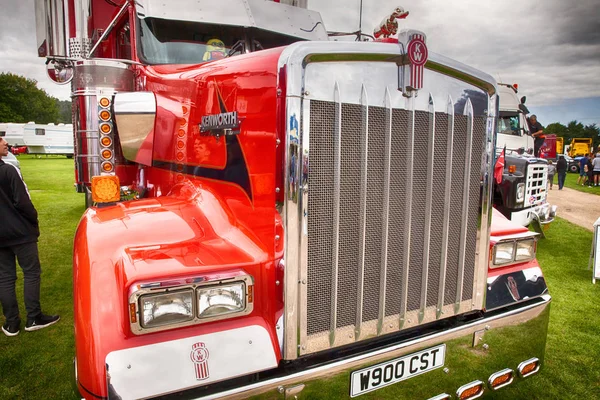 Εσωτερικη Kenworth κόκκινο φορτηγό μπροστά — Φωτογραφία Αρχείου
