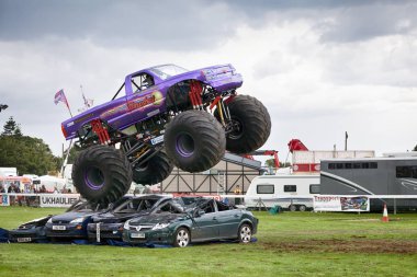 Canavar kamyon sapan Truckfest Norwich'nde 2017