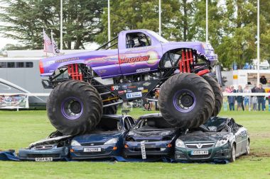 Canavar kamyon sapan Truckfest Norwich'nde 2017