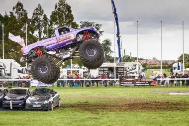 Canavar kamyon sapan Truckfest Norwich'nde 2017