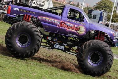 Canavar kamyon sapan Truckfest dolu hız eylem