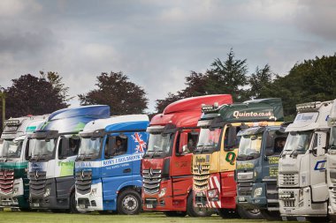 Kamyon sanatçısını tanklarla