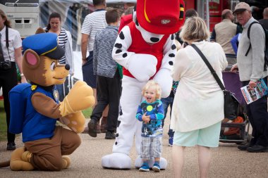 Devriye featival maskotlar kalabalıkta karıştırma pençe