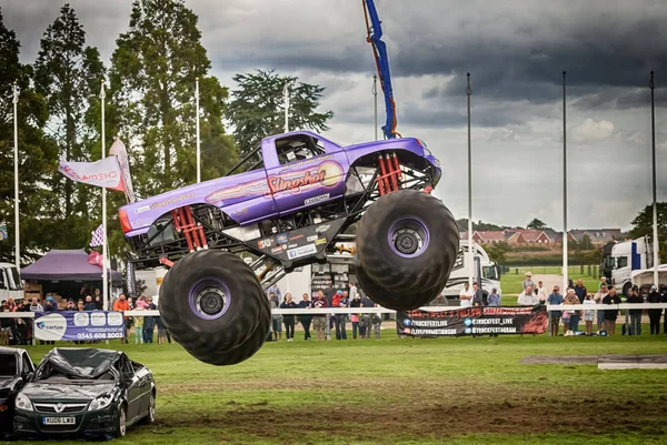 Monster truck powietrzu skok — Zdjęcie stockowe