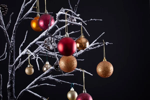 Kar ve baubles ile modern Noel ağacı — Stok fotoğraf
