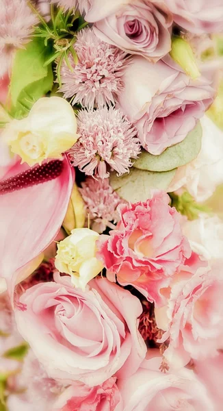 Old fashioned flower arrangement vertical — Stock Photo, Image
