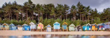 Norfolk sahilindeki plaj kulübe satır