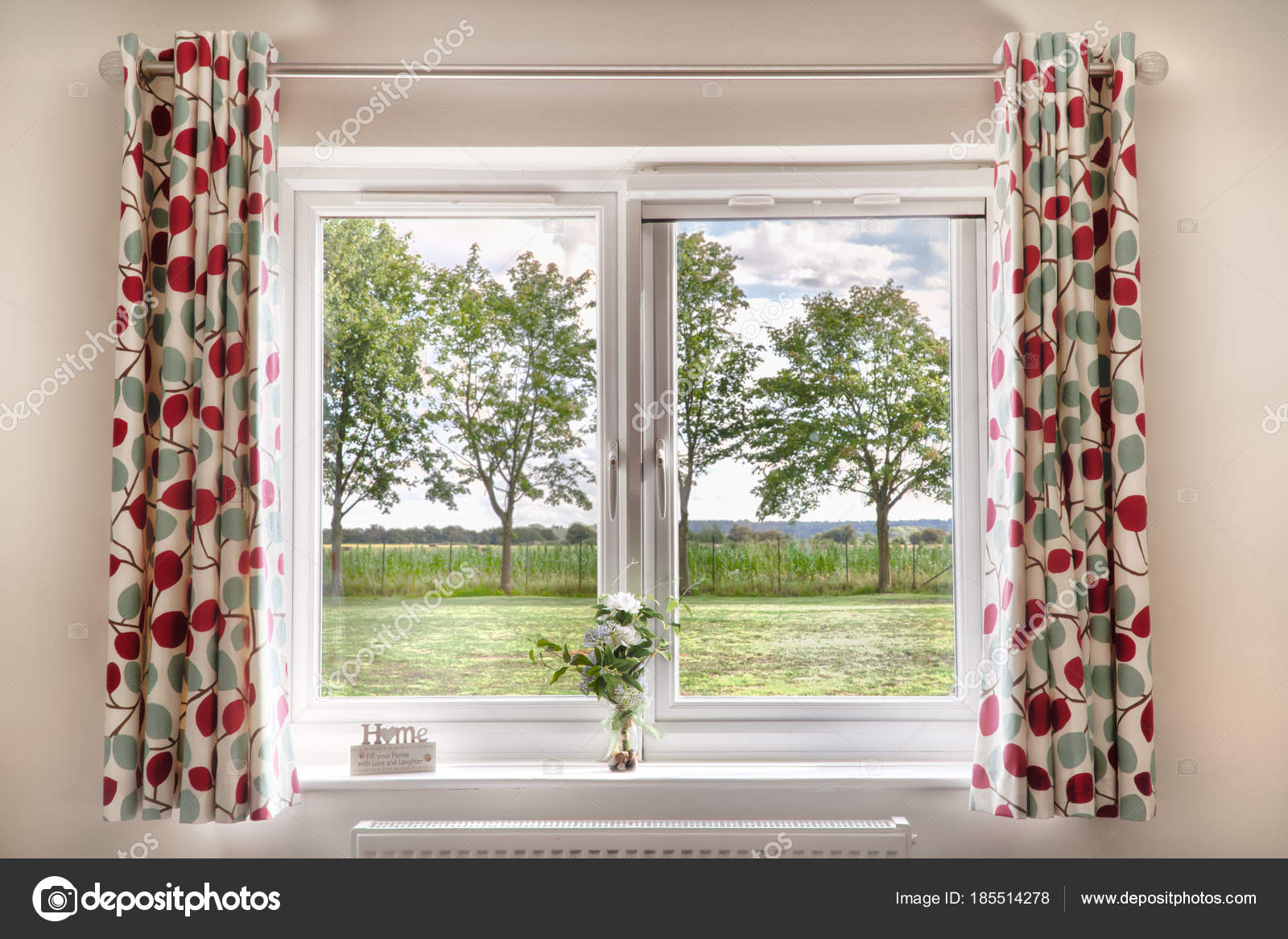 Fenster mit einer schönen ländlichen Aussicht — Stockfoto