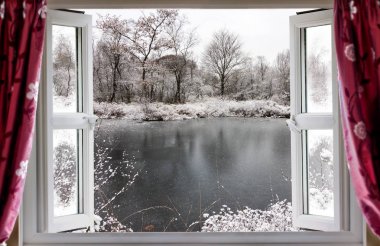 Güzel donmuş göl sahne açık bir pencereden