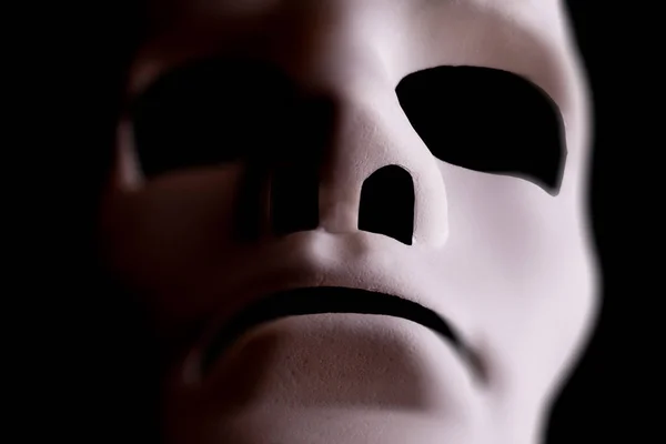 Máscara en blanco de cerca sobre fondo negro — Foto de Stock