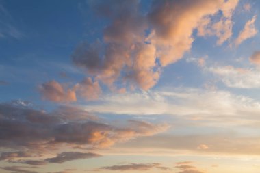 Pembe bulutlar günbatımı gökyüzü