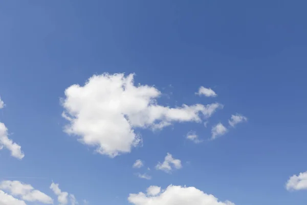 Bianco soffice nuvola e cielo blu sfondo — Foto Stock