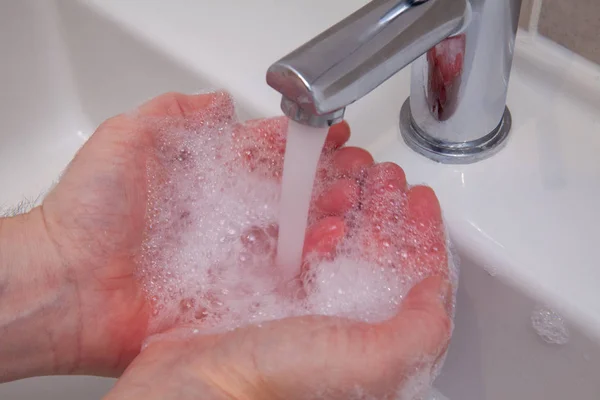 Hände Werden Seifenwasser Einem Waschbecken Unter Einem Wasserhahn Mit Fließendem — Stockfoto