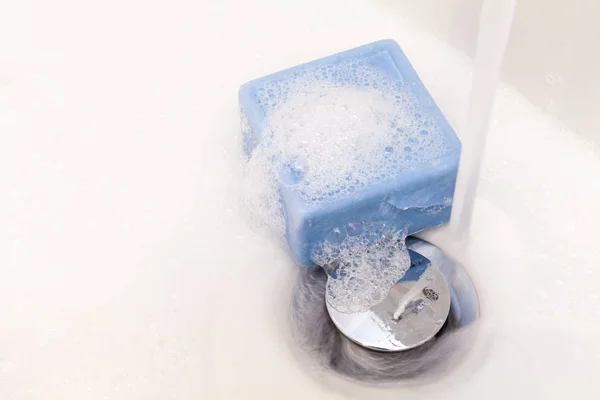 Kare Mavi Sabun Beyaz Lavaboda Krom Tıkaçlı Akan Musluklu Köpükler — Stok fotoğraf