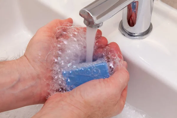 Lavarsi Mani Con Una Saponetta Sotto Acqua Corrente Rubinetto Cromato — Foto Stock