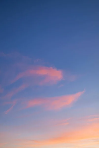 Ροζ Σύννεφα Ηλιοβασίλεμα Και Ένα Μπλε Φόντο Του Ουρανού — Φωτογραφία Αρχείου