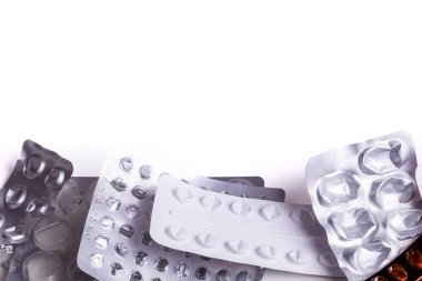 Reçeteli ilaçlardan alınmış reçeteli ilaç paketleri. Üzerinde beyaz alan olan boş sağlık ilaçları paketlerini kapatın.