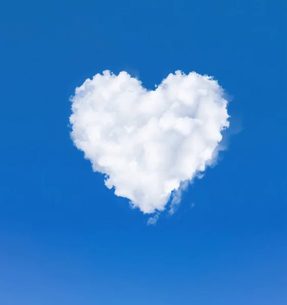 空にハート型の雲 青い空に白い雲が一つ ロマンチックな愛と健康のシンボル — ストック写真