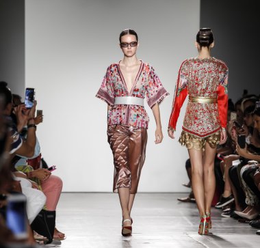 Custo Barcelona defilesi