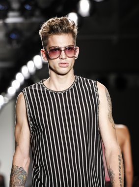 Custo Barcelona defilesi