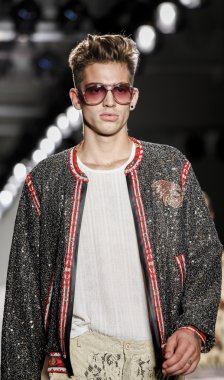 Custo Barcelona defilesi