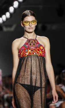 Custo Barcelona defilesi