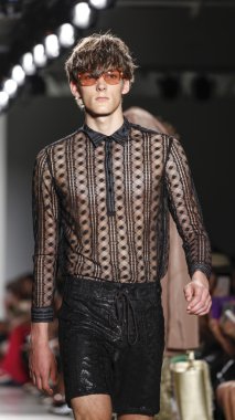 Custo Barcelona defilesi