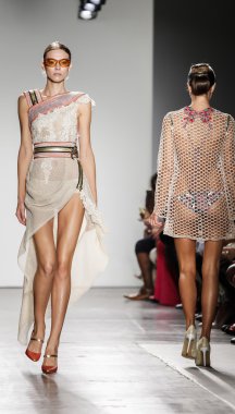 Custo Barcelona defilesi