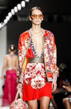 Custo Barcelona defilesi