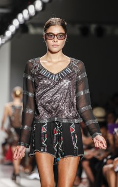 Custo Barcelona defilesi