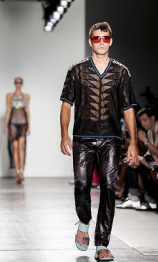 Custo Barcelona defilesi