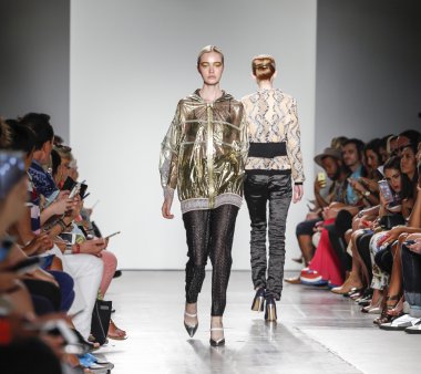 Custo Barcelona defilesi