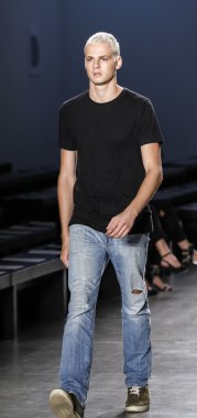 Custo Barcelona defilesi