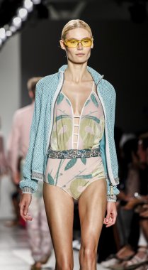 Custo Barcelona defilesi