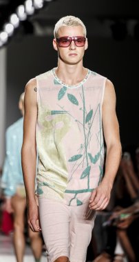 Custo Barcelona defilesi