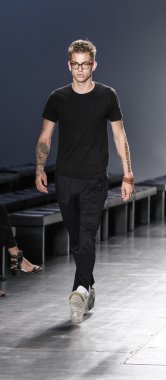 Custo Barcelona defilesi