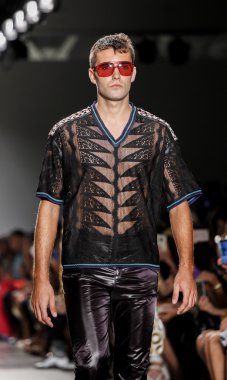 Custo Barcelona defilesi