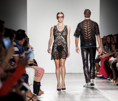 Custo Barcelona defilesi