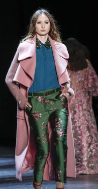 Monique Lhuillier pist gösteri