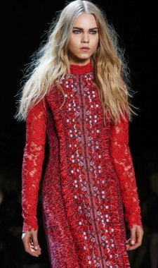 Monique Lhuillier pist gösteri