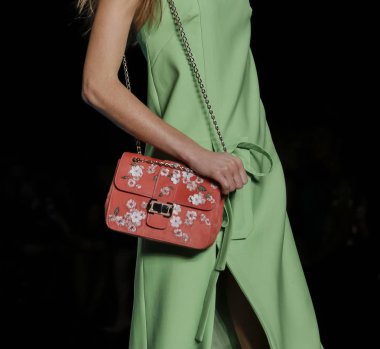 Monique Lhuillier pist gösteri