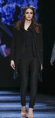 Monique Lhuillier pist gösteri