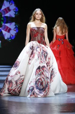 Monique Lhuillier pist gösteri