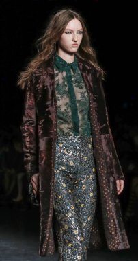 Monique Lhuillier pist gösteri