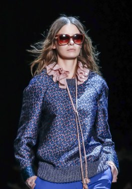 Monique Lhuillier pist gösteri