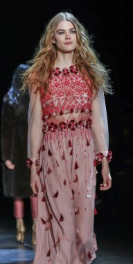 Monique Lhuillier pist gösteri